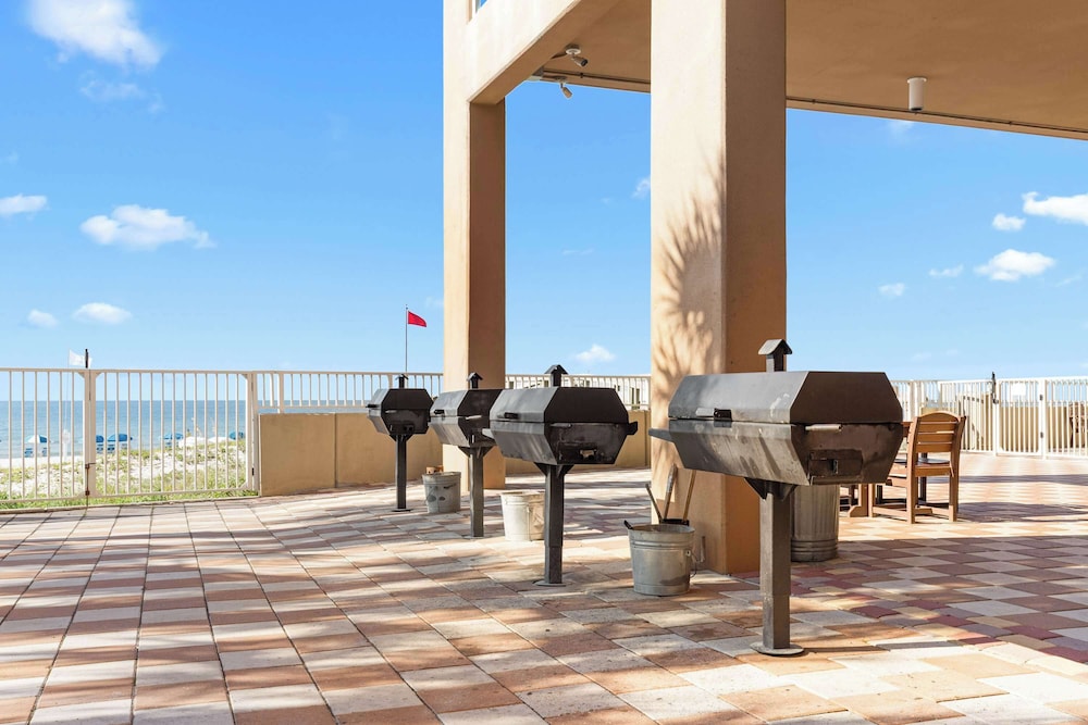 Beachfront 3-bedroom Condo on 15th Floor Balcony, Lazy River, Jacuzzis