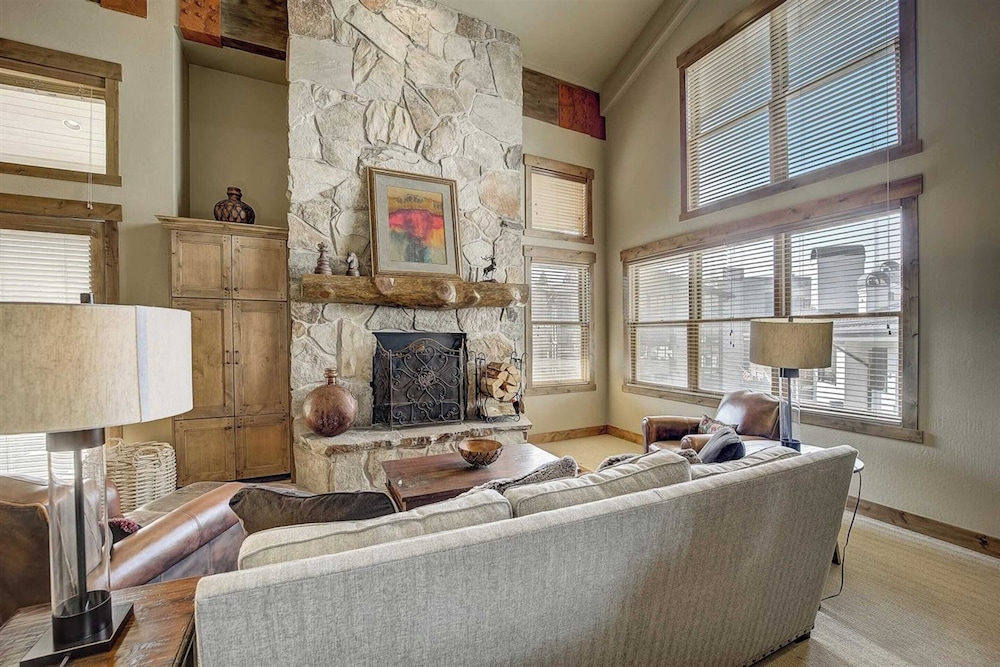 7 Condos, Ski-in/ski-out + Hot Tubs Sleeps 30 Mont Cervin by Avantstay