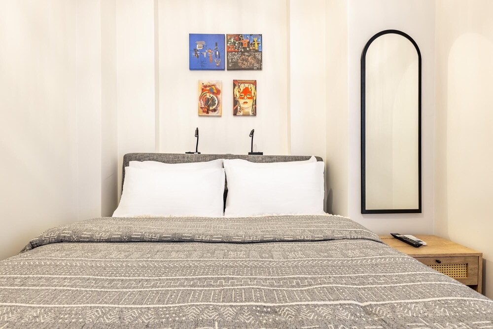 Chic Flat w French Balcony 10 min to Galata Tower