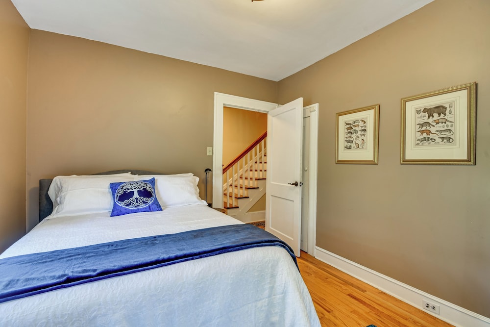 Mtn Views, Deck, Porches & Patio: Asheville Escape