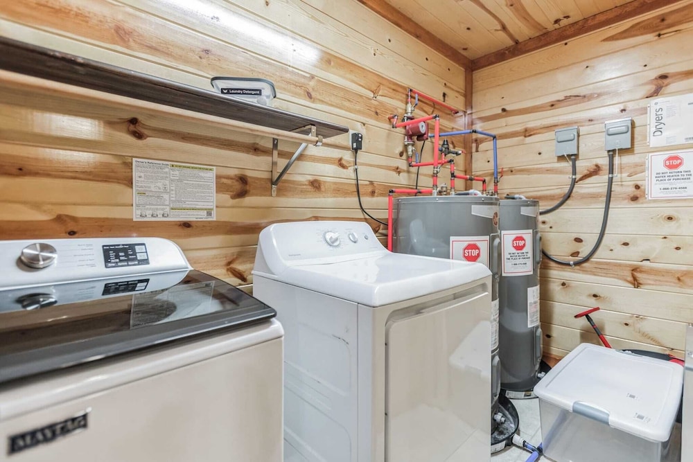 Laurel Point by Avantstay Sleeps 18! Indoor Pool, Hot Tub, Theater, Game Room
