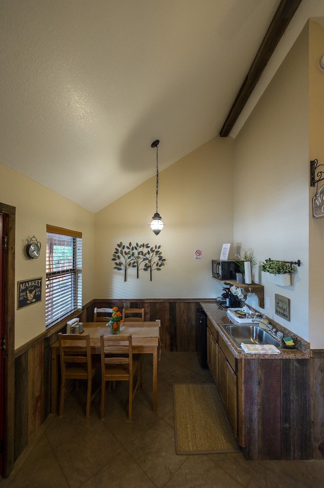 Waco Vacations - Pet Friendly Cabin 4 - 15 Minutes From Magnolia and Baylor - Property Image 2