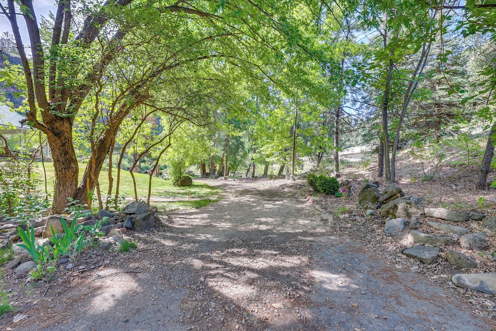 Riverfront & Lake Retreat: 17 Mi to Lucky Peak!