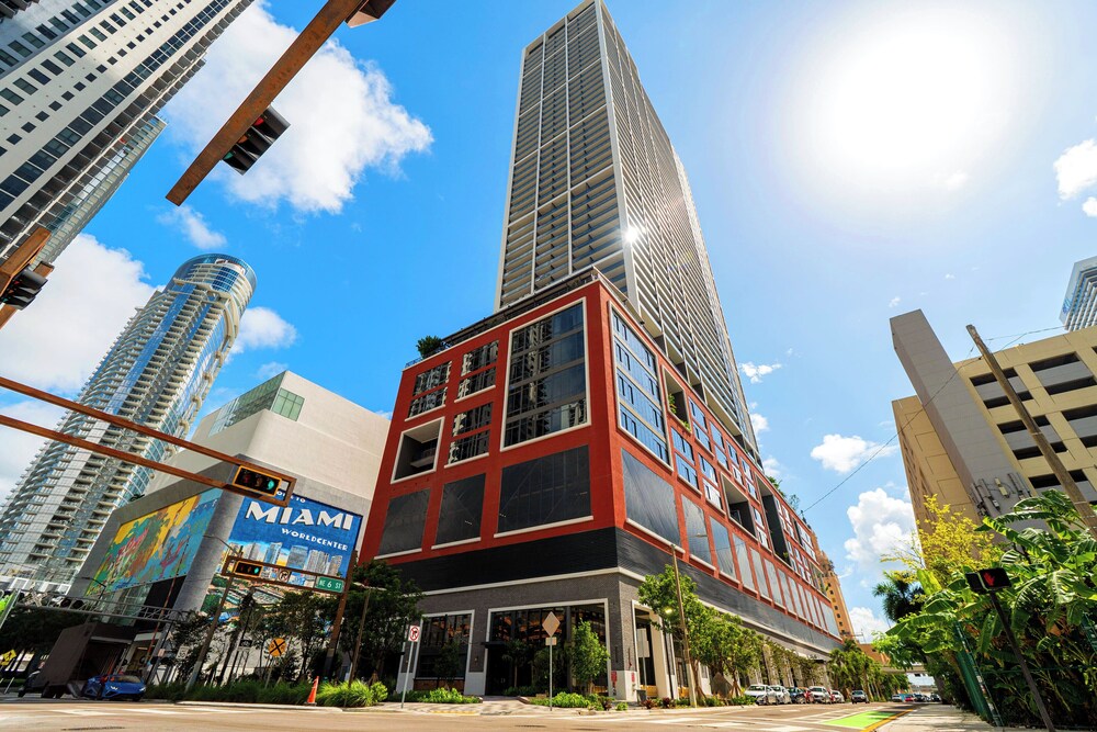 Luxury 49FL Condo with City Views