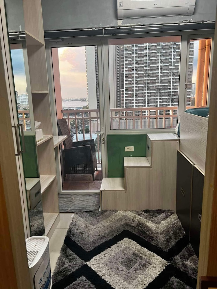 Breeze Residences Condos