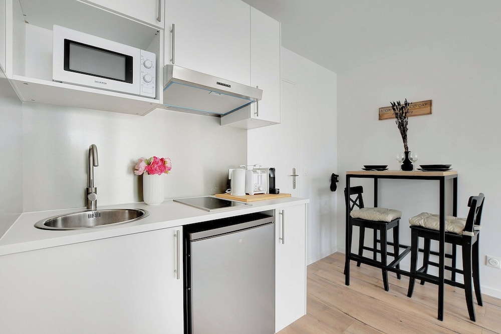 Charming Studio 2P- Next Paris view 3