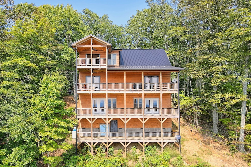 Hot Tub & Game Room: Mountaintop Cabin in Murphy! view 4