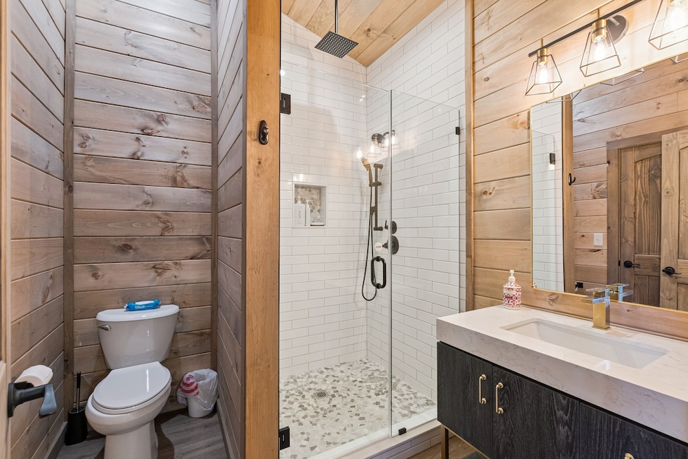 Golden Oaks Cabin 3 Bedroom Home