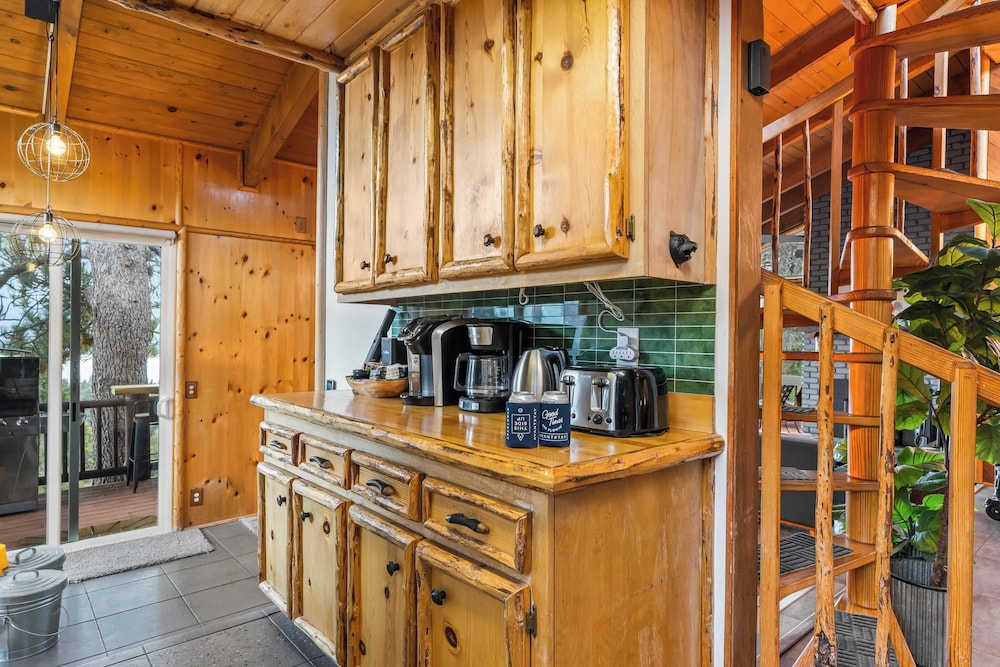 Scenic North Shore Stay w/ Games, Near Snow Summit Lakeview Lodge by Avantstay