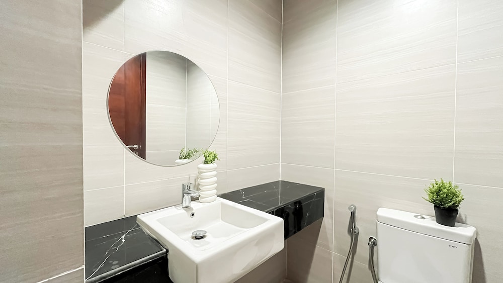 Modern And Tidy Studio Room At West Vista Apartment