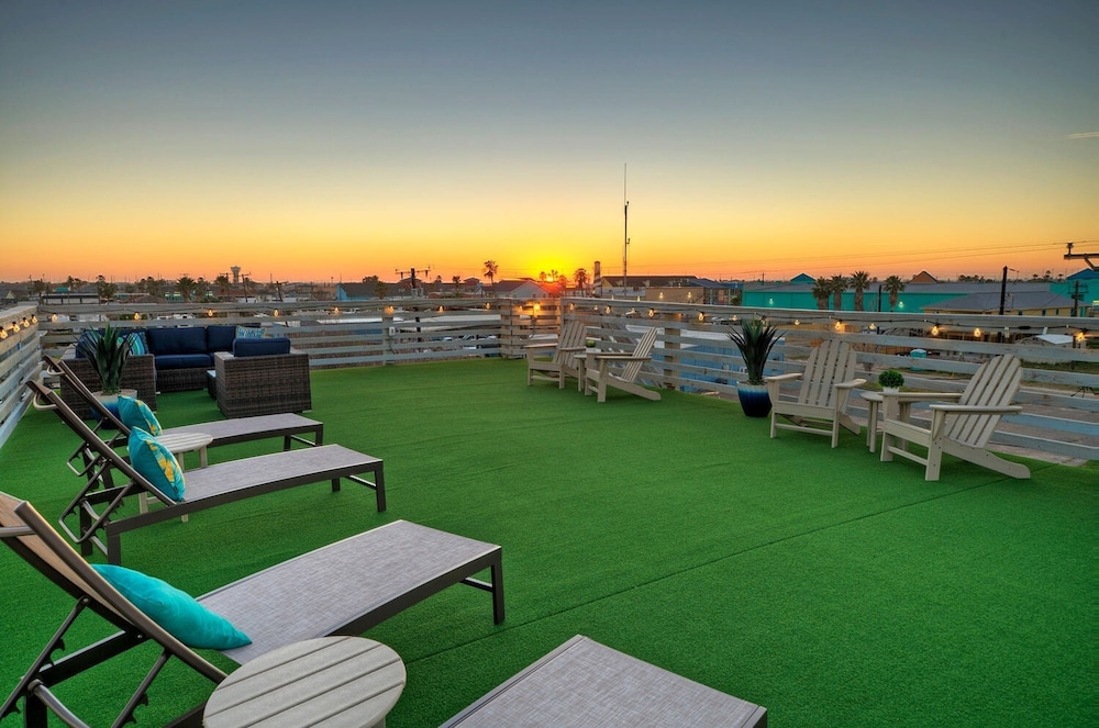 Lost Shaker of Salt by Avantstay Rooftop Pool