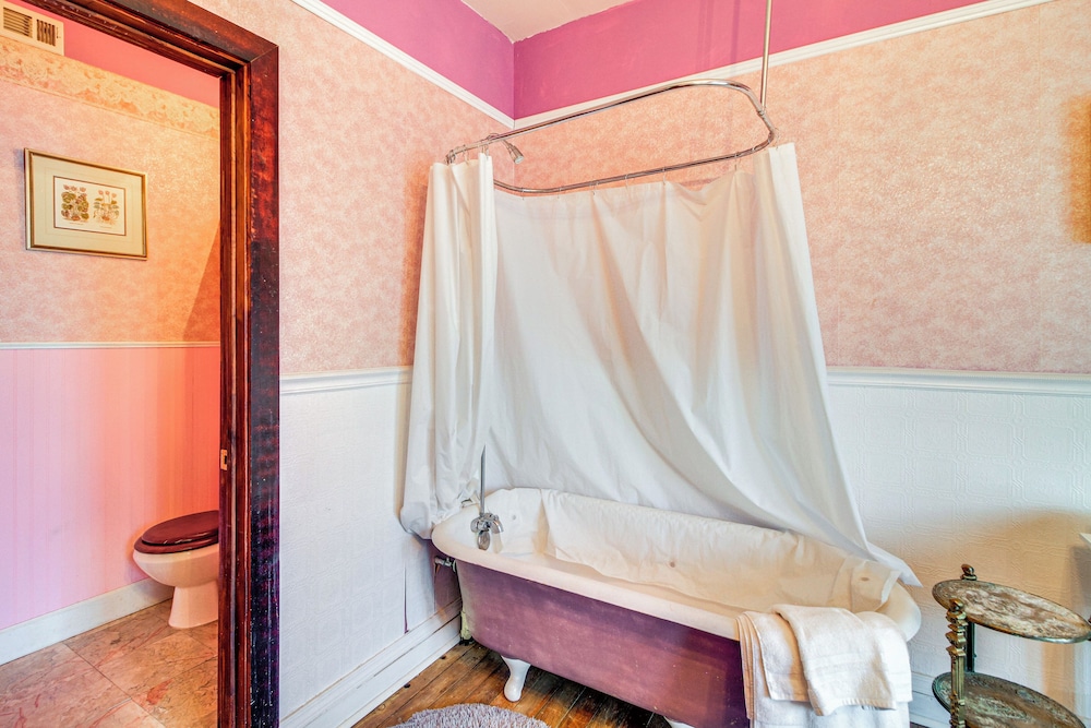 < 1 Mi to Downtown Abq: Historic Manor w/ Patio!