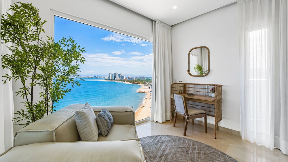 Beachfront Luxury 4BR Penthouse With Incredible Ocean Views