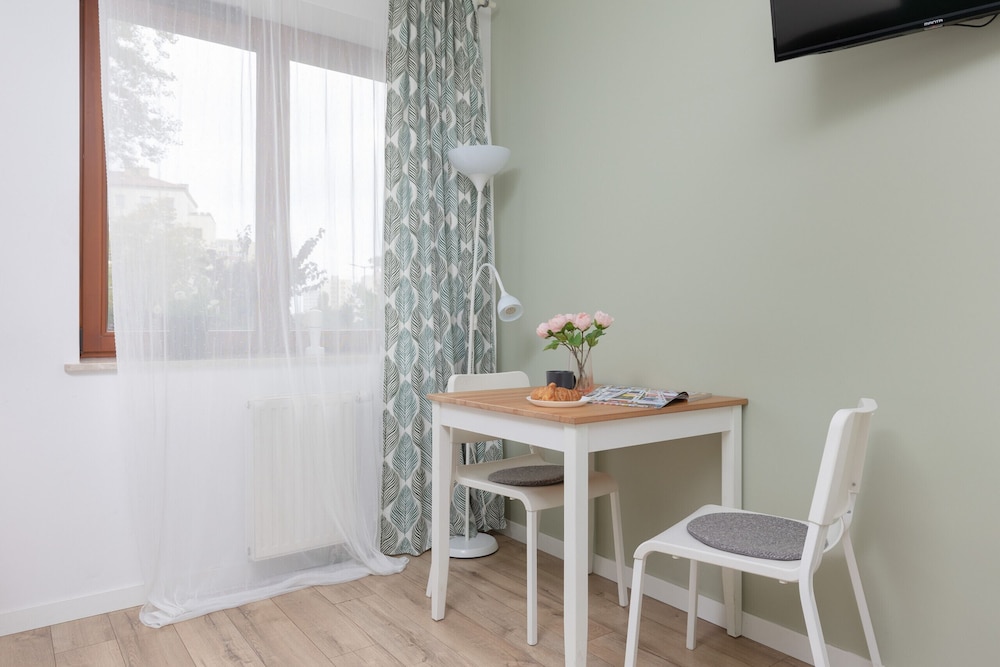 Warsaw Studio Woronicza by Renters view 5