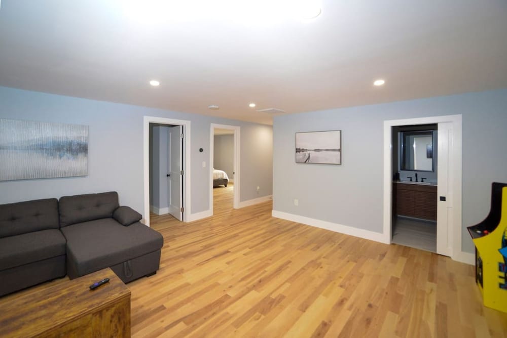 Lake Access 4 Bed 3 Bath HOT TUB