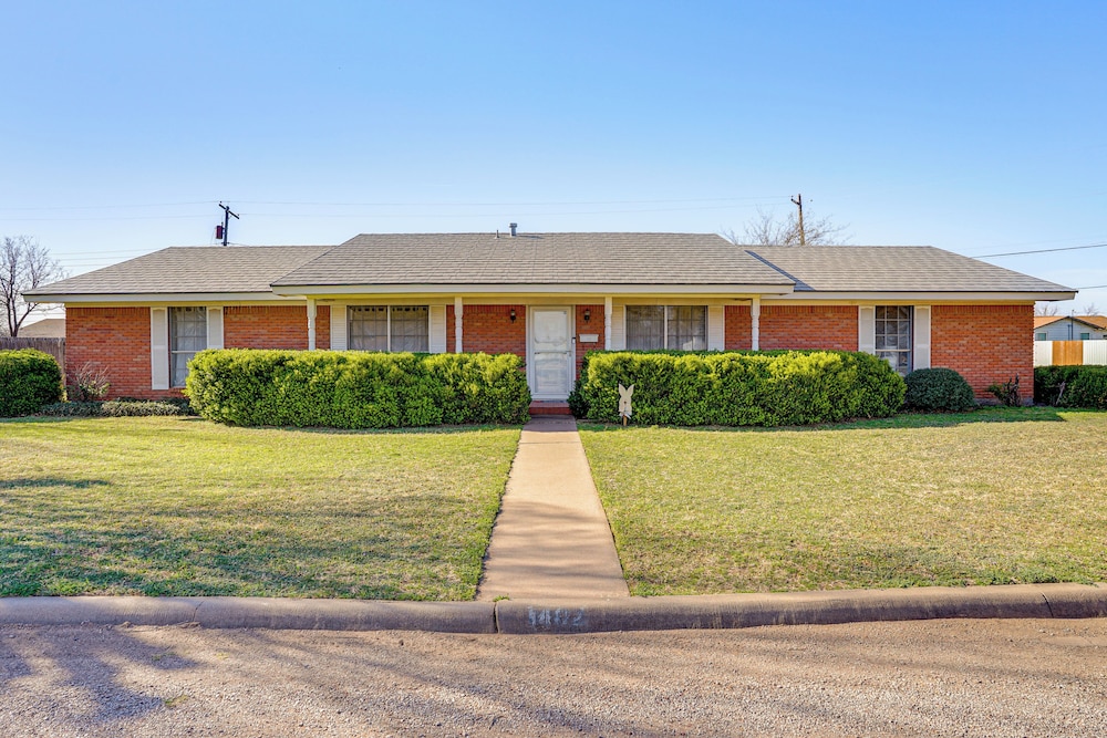 Family Friendly: Peaceful Home in Stamford!