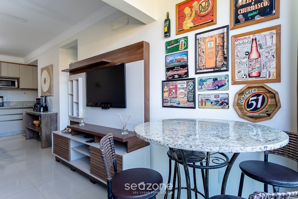 2 Bedroom Apart w/ Air 270m From the Beach Gps0102