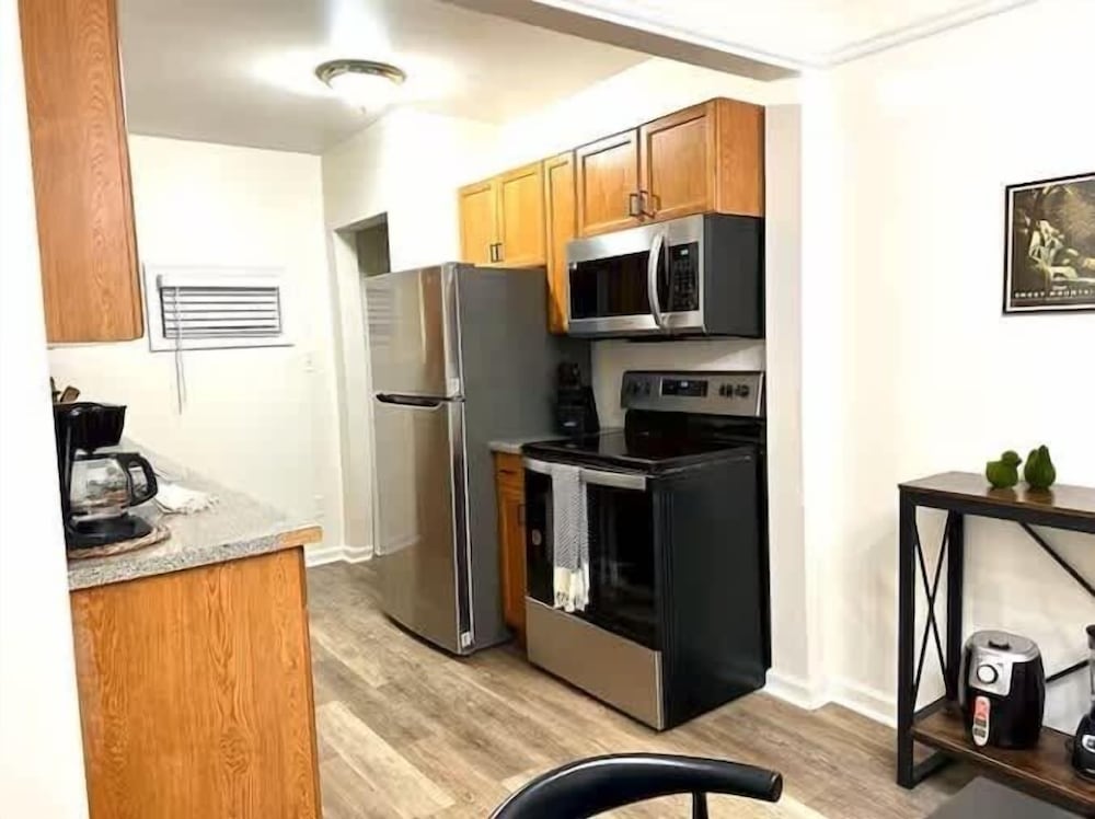 Pontiac Family-friendly 3br 3 Bedroom Home