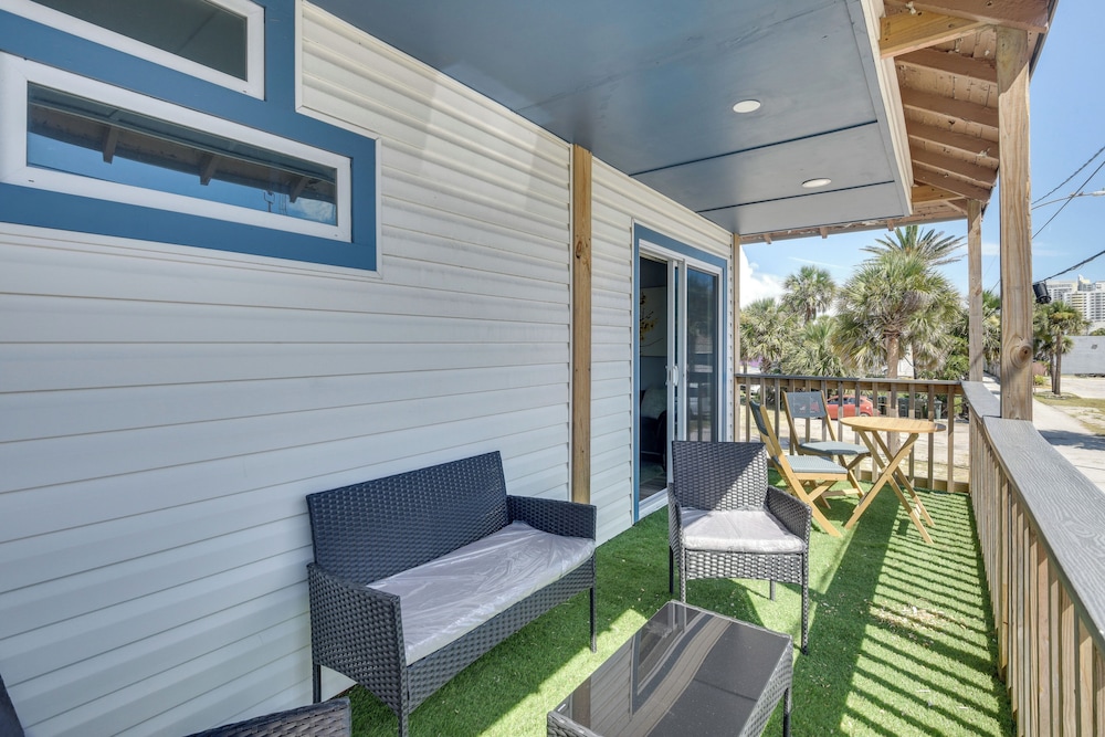 Walk to Daytona Beach & Boardwalk: Apt w/ Balcony