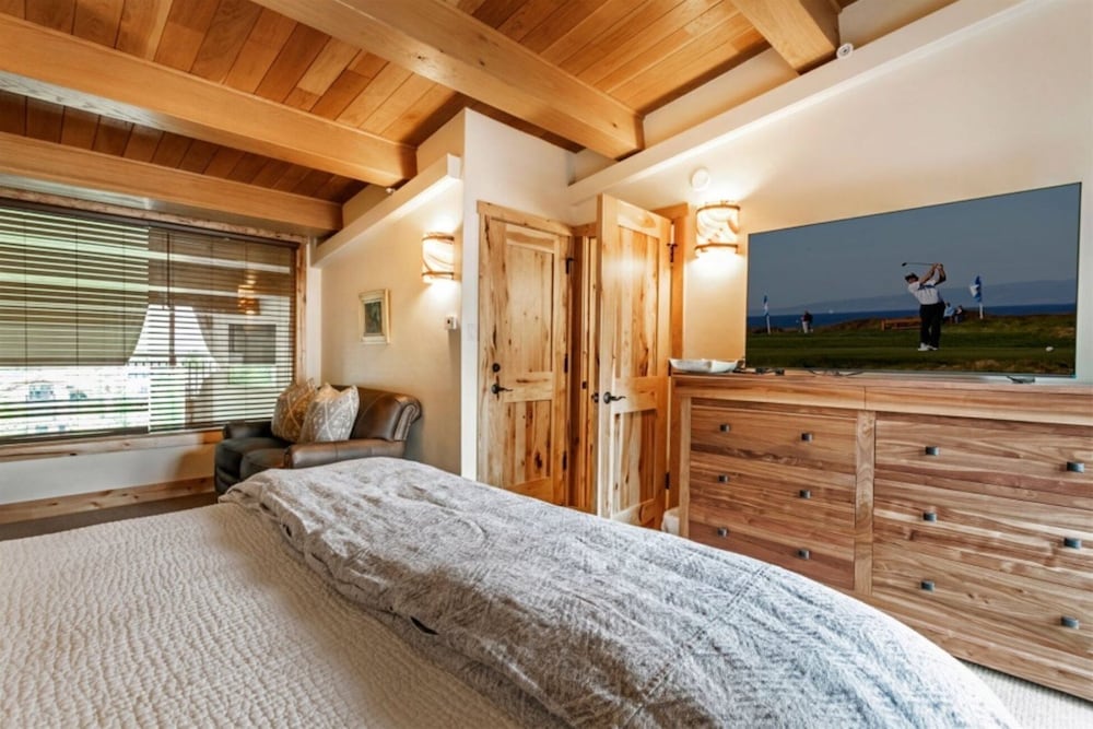 Spacious 3 Bedroom Condo in Lionshead Village - 100 Yards to Lift, Pool, hot Tub!