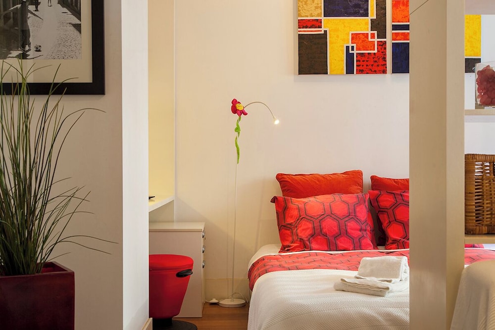 JOIVY Color-block studio w/workspace &free parking at the heart of Santa Catarina view 4