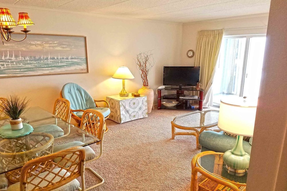 Sungate 402 2 Br condo by RedAwning