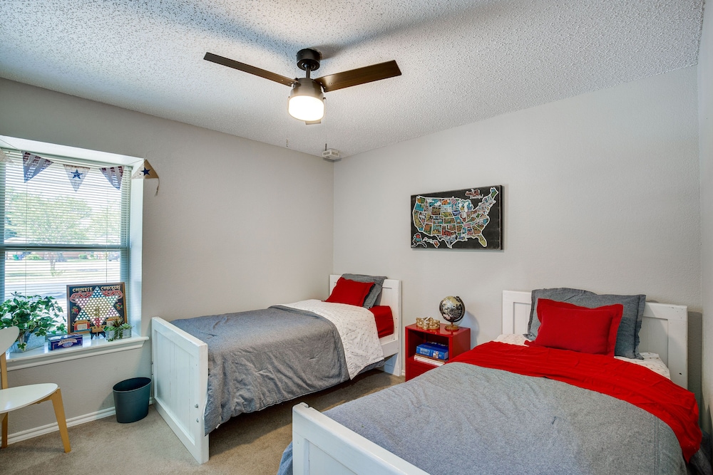 Darling Waxahachie Home w/ Yard  Fire Pit! - Property Image 9