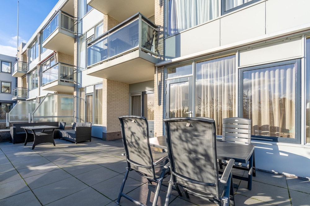 4-person Apartment With Island View
