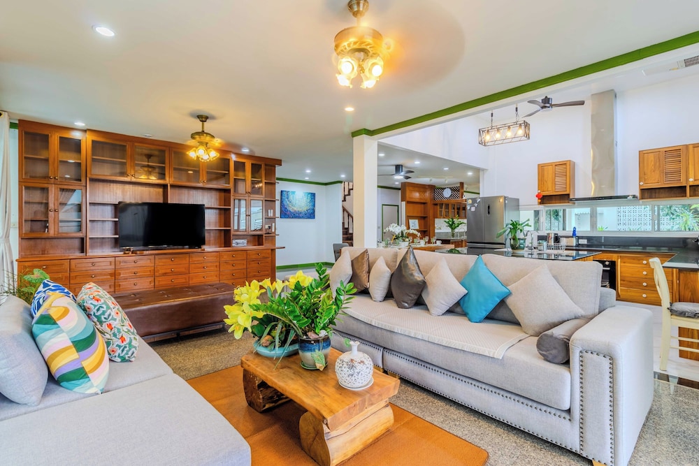 4BR with Pool Family BBQ Near Mall V260