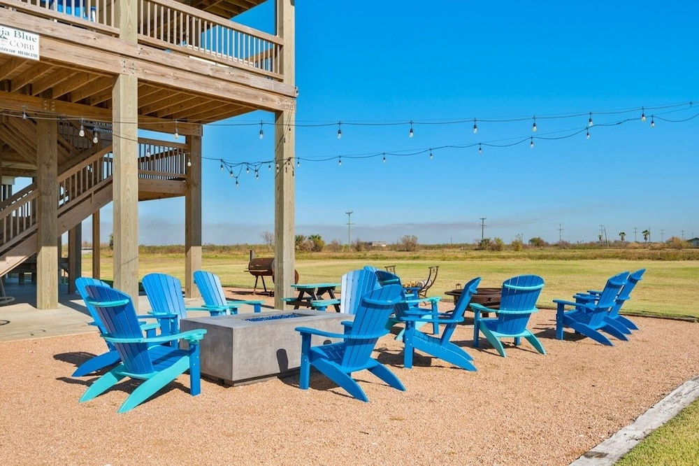 Deja Blue 5 Bedroom Home by RedAwning
