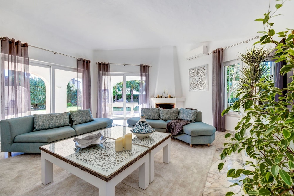 Golfinhos Magnificent Spacious 5 Bedroom Villa