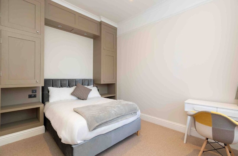 No.4 The Warwick view 4