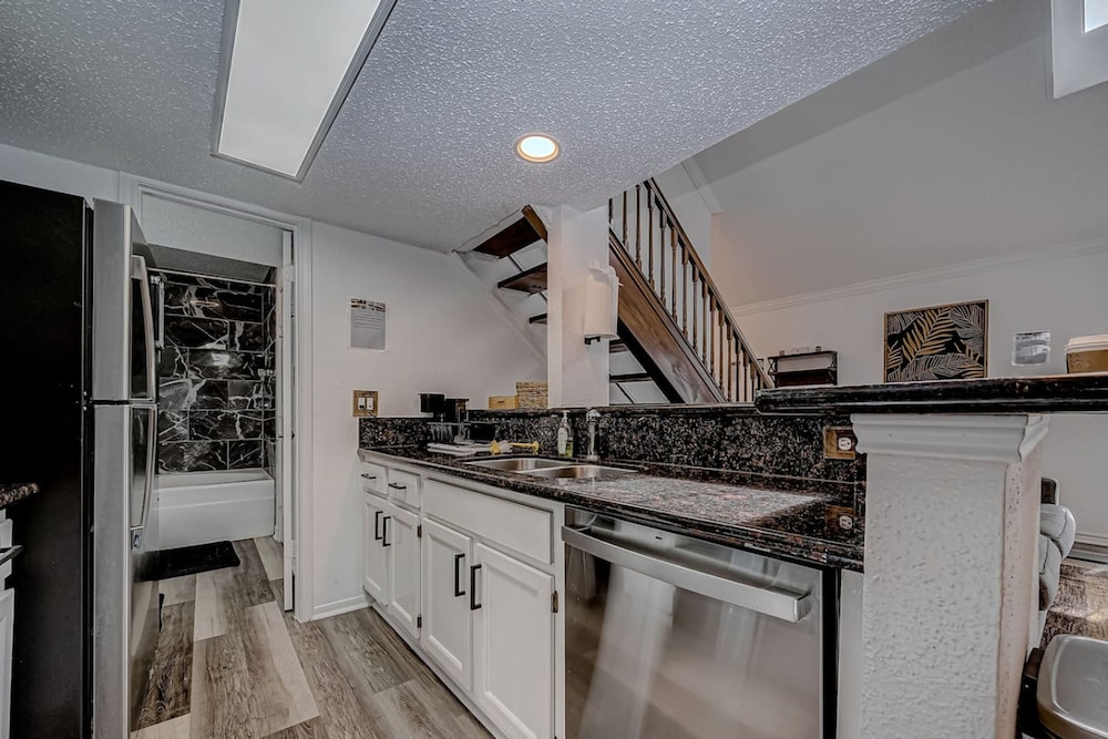 Upscale 1BR Condo in Med Center