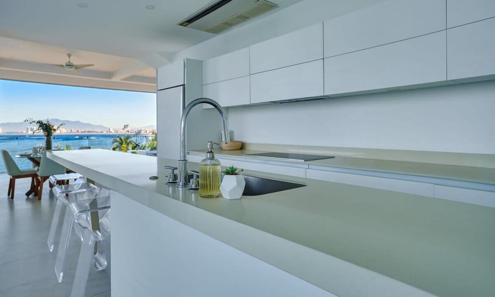 Luxurious 2BR Condo - Amazing Ocean View - Pool