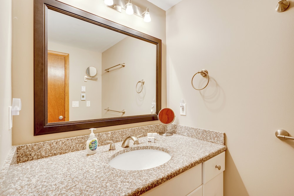 Near Skiing & Hiking! North Conway Gem w/ Balcony