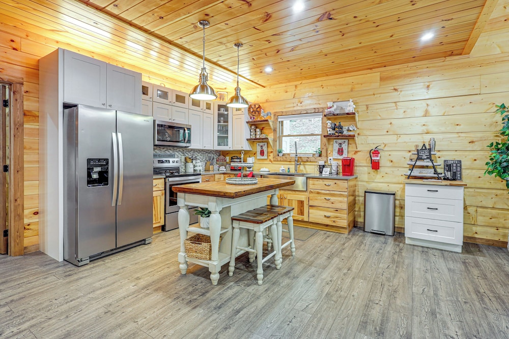 Close to Hiking & Attractions: Smoky Mtn Cabin