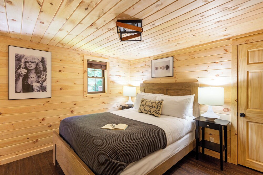 2 Mi to Dtwn: Spacious Gatlinburg Home w/ Hot Tub!