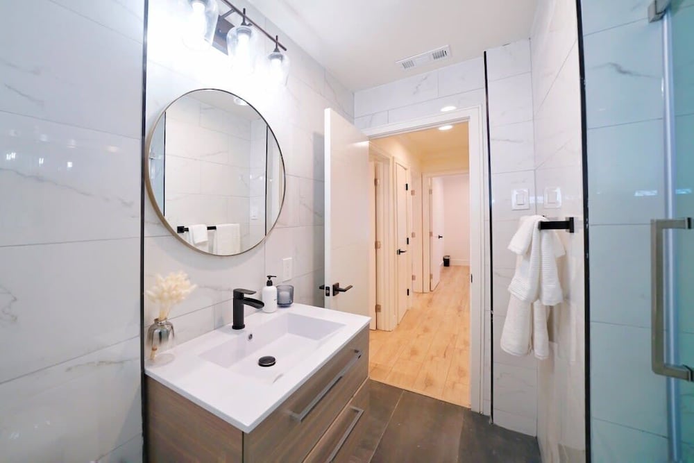 @ Marbella Lane - Vibrant 4BR RWC Ldry + P