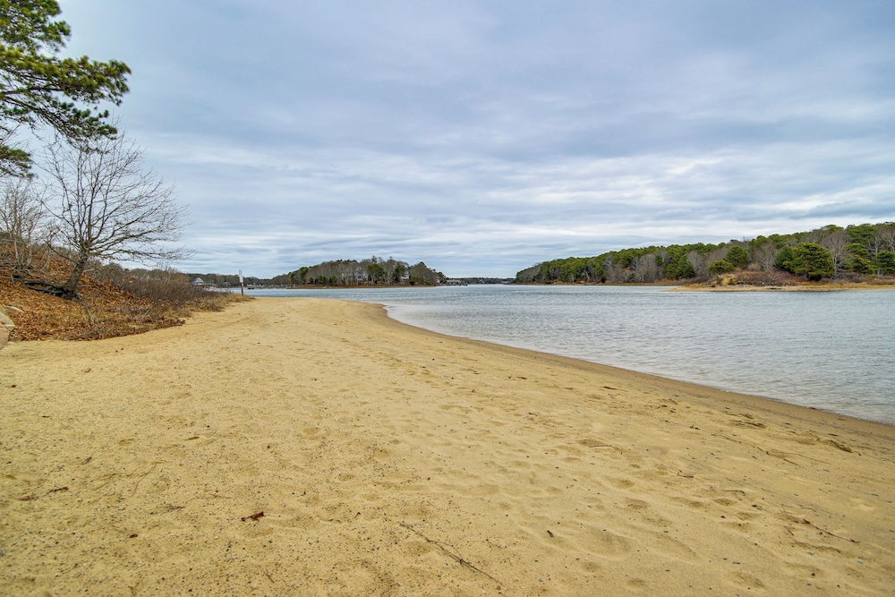 Near Beaches & Trails: Home in East Falmouth