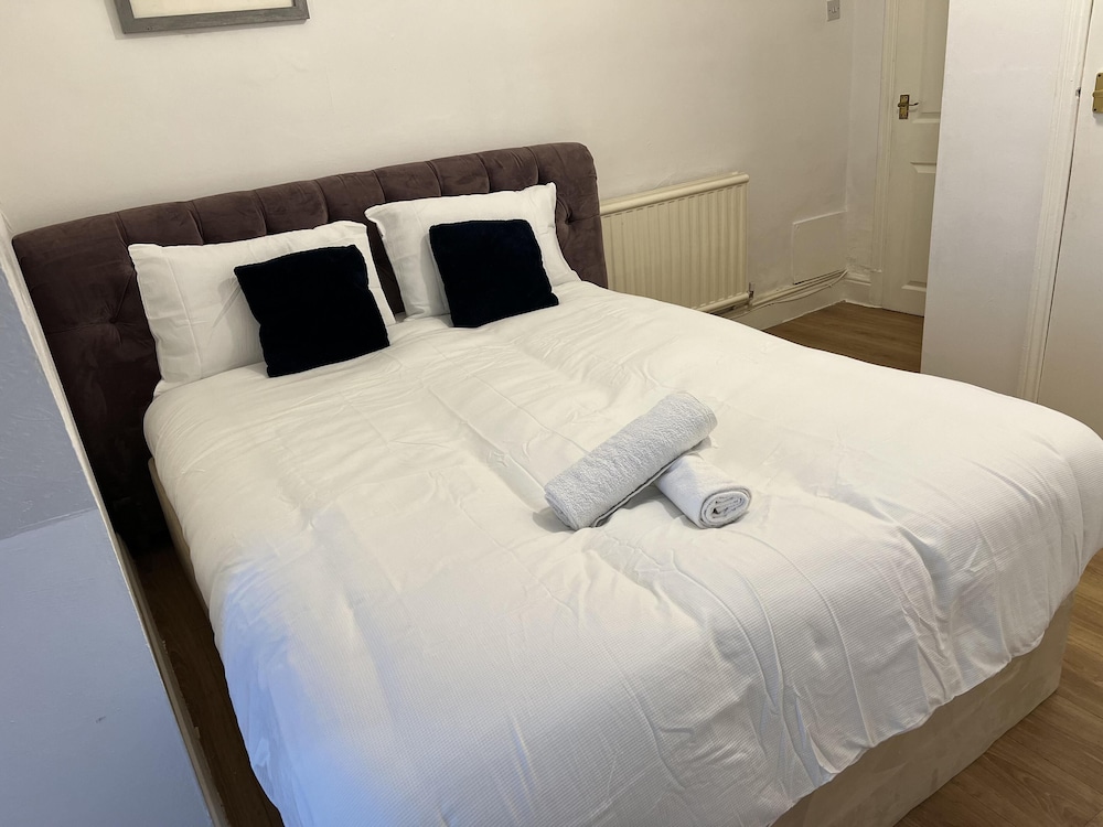 Leicester Aprt-sleeps3-db-tv-wifi view 2