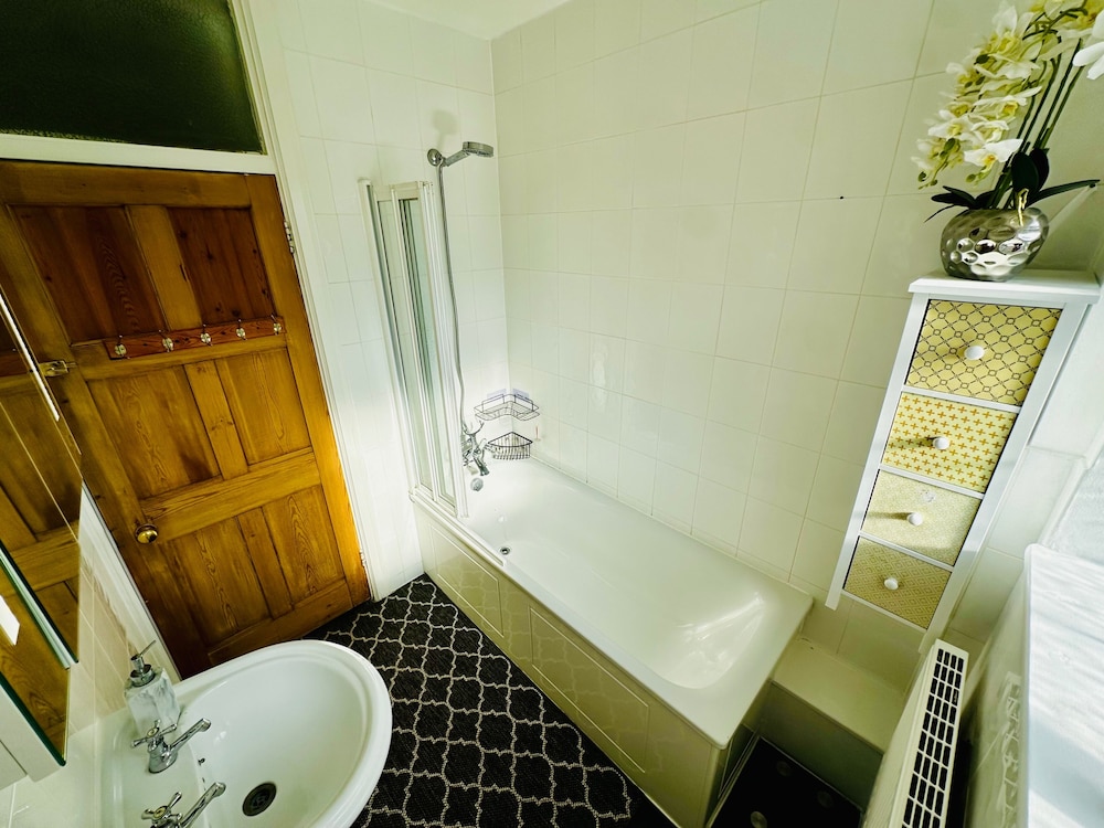 Gerrardscross - Stay4 - Parking - Petsok - Wembley
