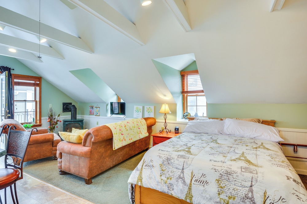 Walk to Marina: Dog-friendly Lake Ontario Studio