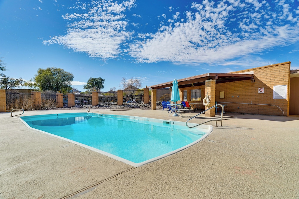 4 Mi to Downtown Tucson: Peaceful Townhome!