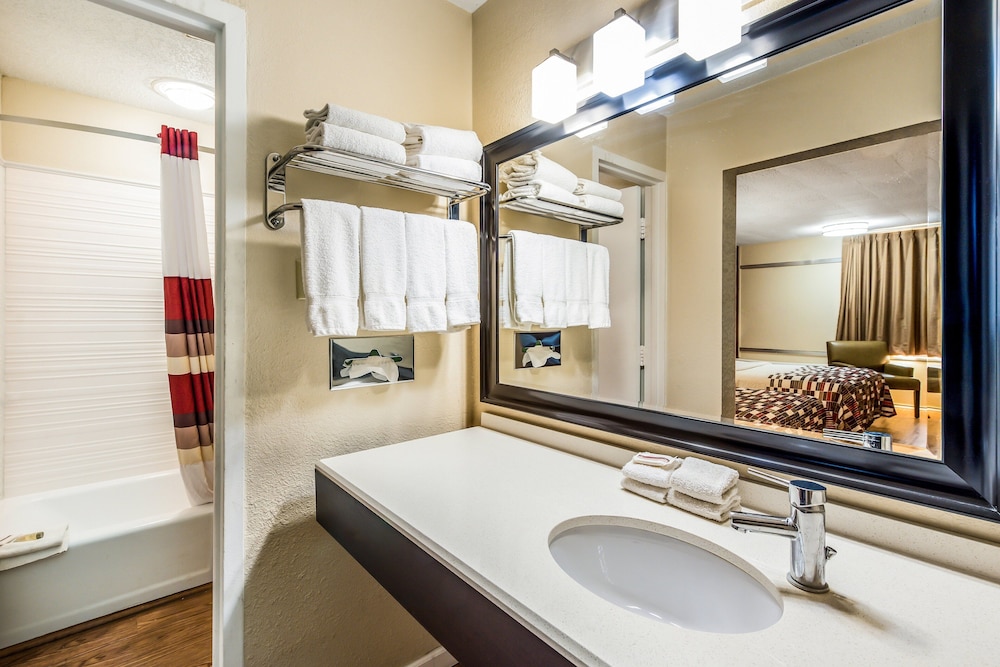 Red Roof Inn  Suites Wapakoneta - Property Image 14