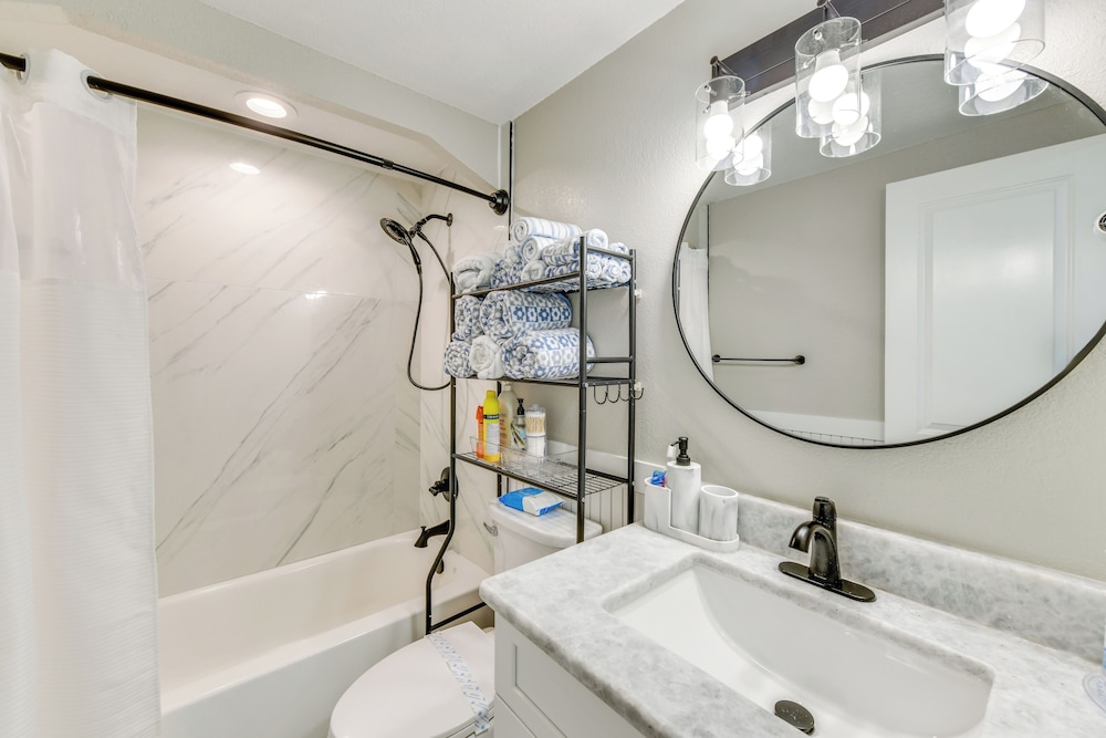 Fish, Swim & Unwind: Anna Maria Apt Steps to Beach