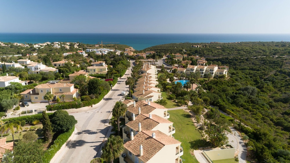 49 Presa da Moura Superbly 2 Bed Townhouse Clos