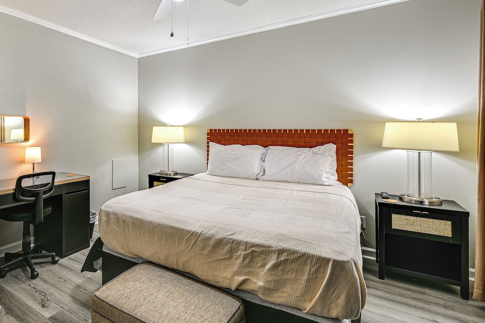 < 2 Mi to ECU & Medical District: Retreat w/ Patio