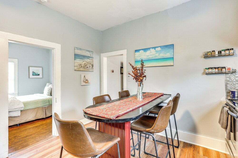 1 Mi to Dtwn Wilmington: Quiet Cottage w/ Deck