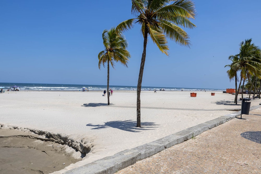 Apto com Wi-fi ar Cond e Garagem 100m da Praia