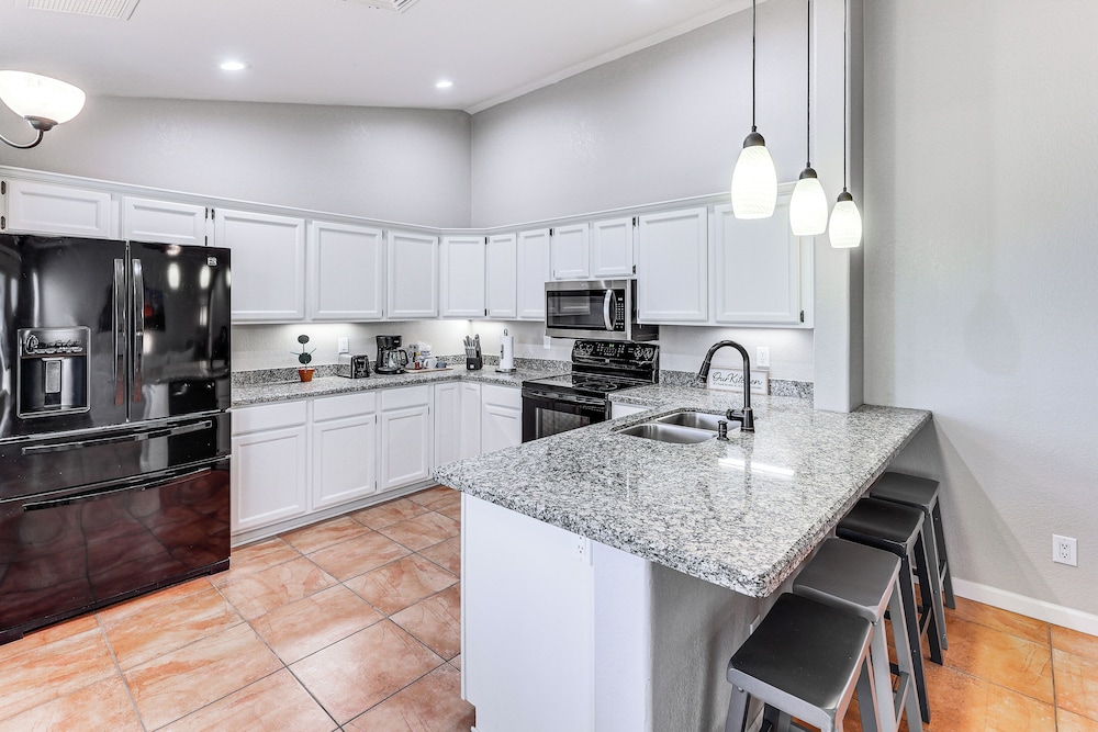 Gilbert Family Home: Games, Private Pool & Patio!